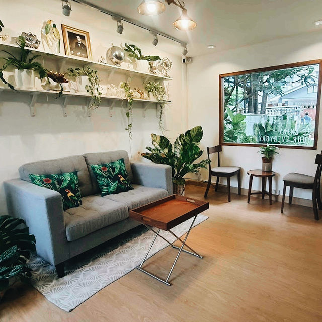 📍 W House Cafe and Greenery 🏡🌳☕️🧁 