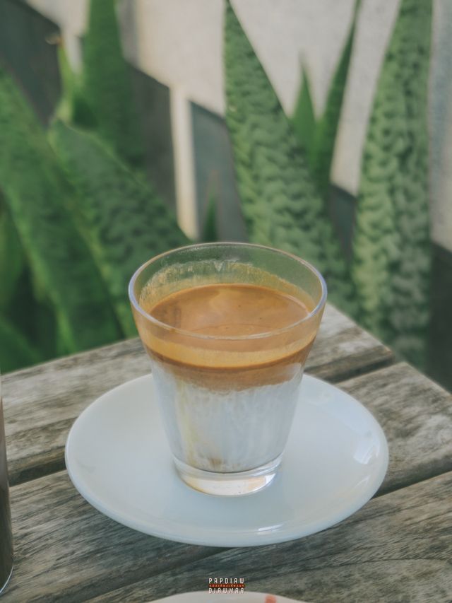 คาเฟ่ลับริมทะเลสาบในเชียงใหม่
