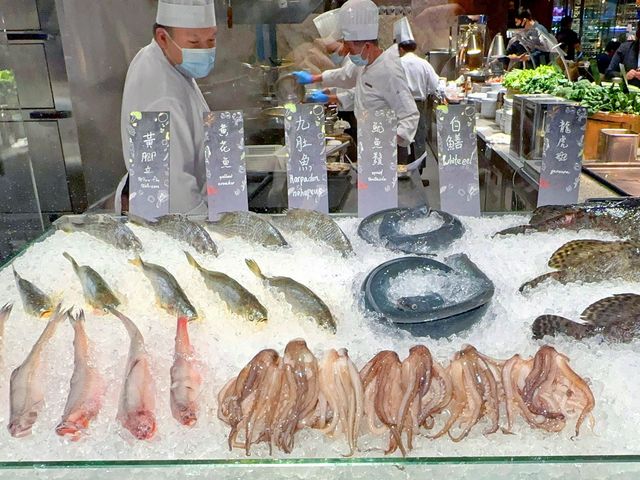 點解要早半年訂位？mezza9 「與廚共饗」超抵食海鮮自助晚餐。
