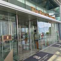 擁有絕美動畫泳池的香港麗思卡爾頓酒店   