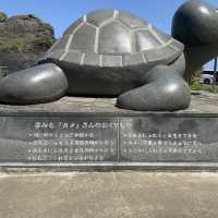 奄美最北端「夢をかなえるカメさん」から「笠利崎灯台」を眺める