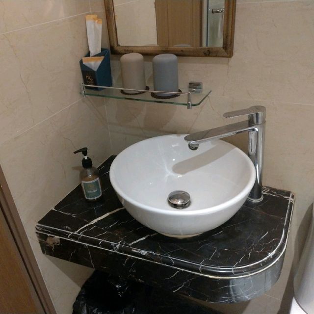 面對港澳碼頭的一梯兩伙懷舊酒店