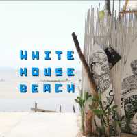 นั่งเล่นชิวๆ ณ White House Beach คาเฟ่ริมเล