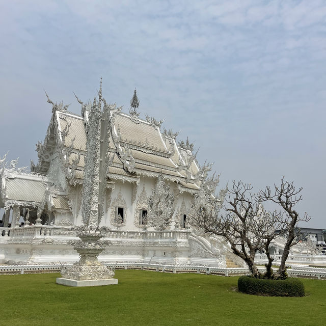 The fascinating white temple of Chiang Rai