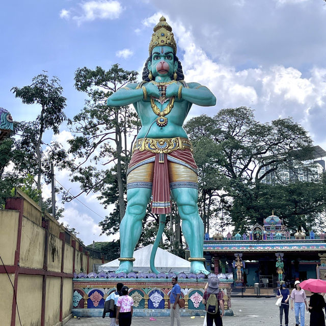 🌈 Vibrant 272 rainbow steps at the Batu Caves in KL 🗻