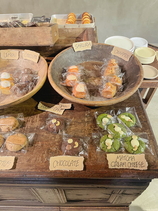 【新大久保】アンティーク家具で居心地のいい広々としたカフェ。