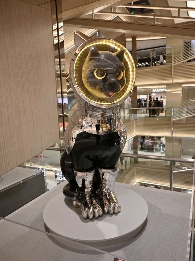 【銀座】大迫力のアートがGINZA SIXの吹き抜けに🐈！！