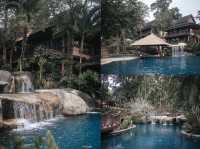 โรงแรมริมทะเลมีน้ำตกสวยไหลผ่าน