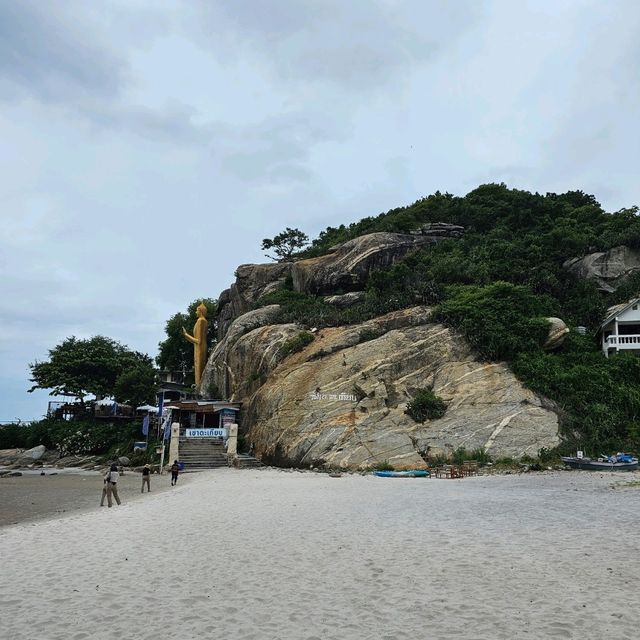 หาดเขาตะเกียบ ในวันฝนพรำ