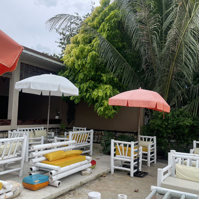 คาเฟ่ติดทะเล Khap Samut Cafe‘ & Eatery 