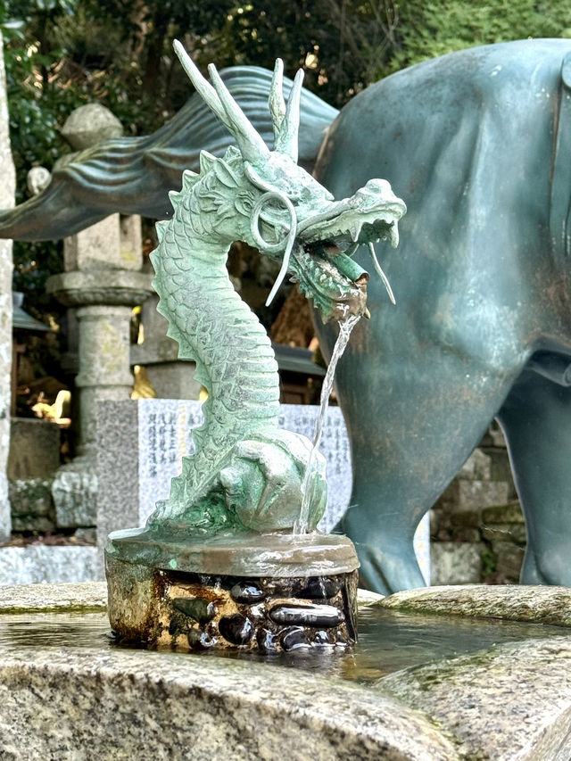 【長崎県】石塀に囲まれた神社