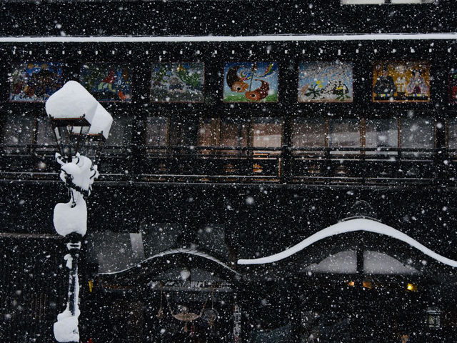《銀山温泉》趣深い温泉街と雪景色