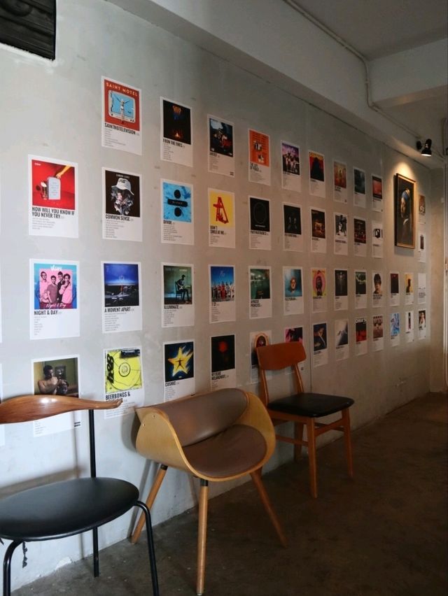 All in white Café 