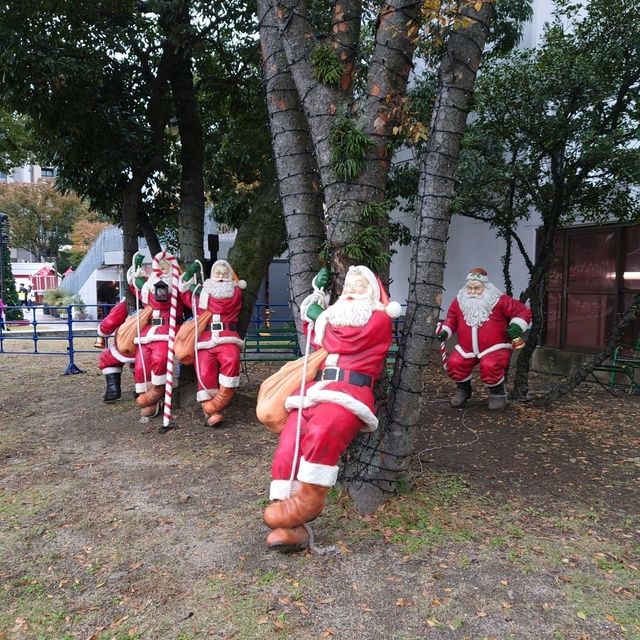 たくさんのサンタクロース！「天神クリスマスマーケット」