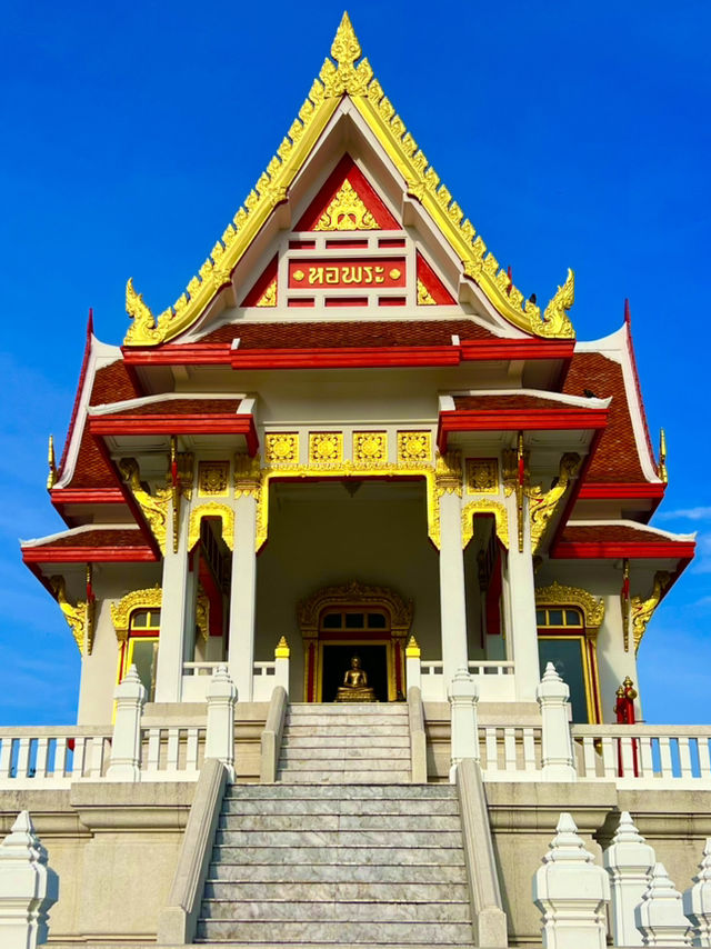 สักการะขอพรหอพระพุทธสิหิงค์ ชลบุรี