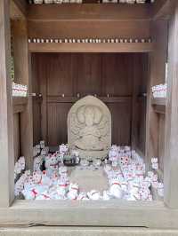 📍 Gotoku-ji Temple: สวรรค์ของคนรักแมวกวักในฤดูใบไ
