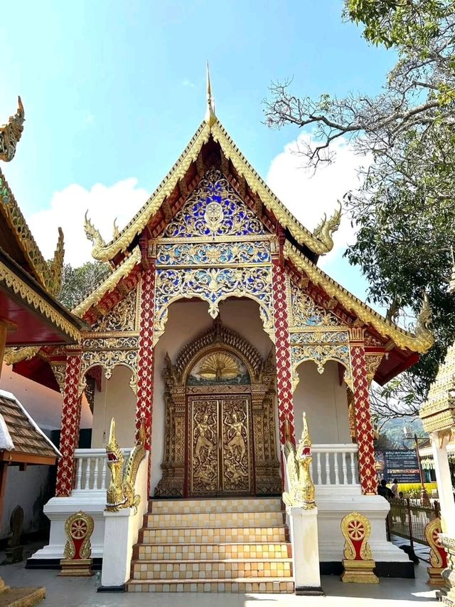 清邁素帖山國家公園，金碧輝煌的雙龍寺