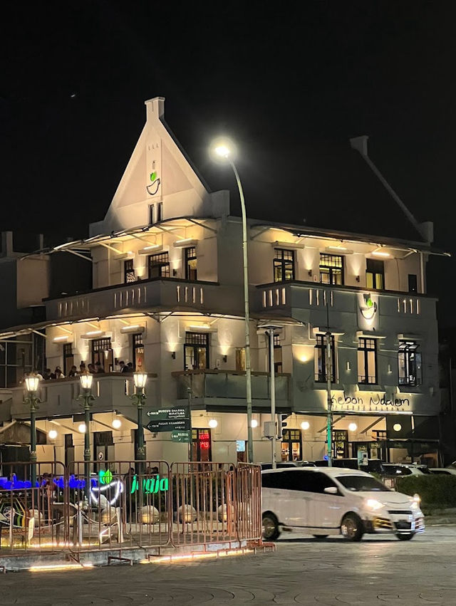 日惹紀念碑 Tugu Jogja —— 熱鬧的夜晚氛圍