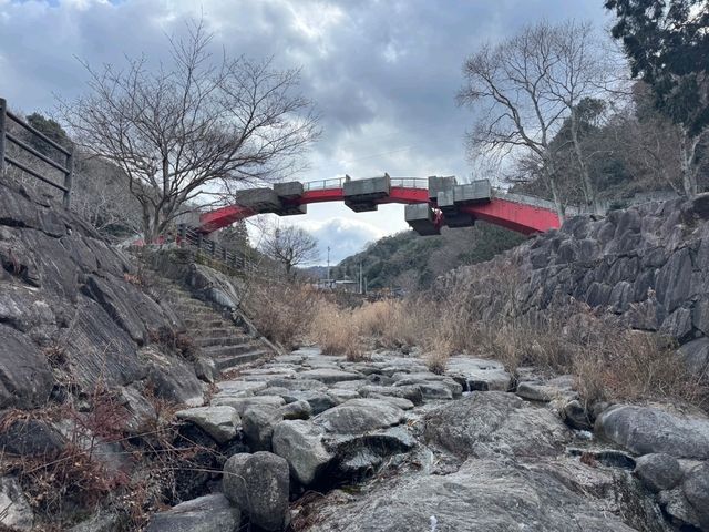 知られざる山奥に不思議な世界が広がっていた。