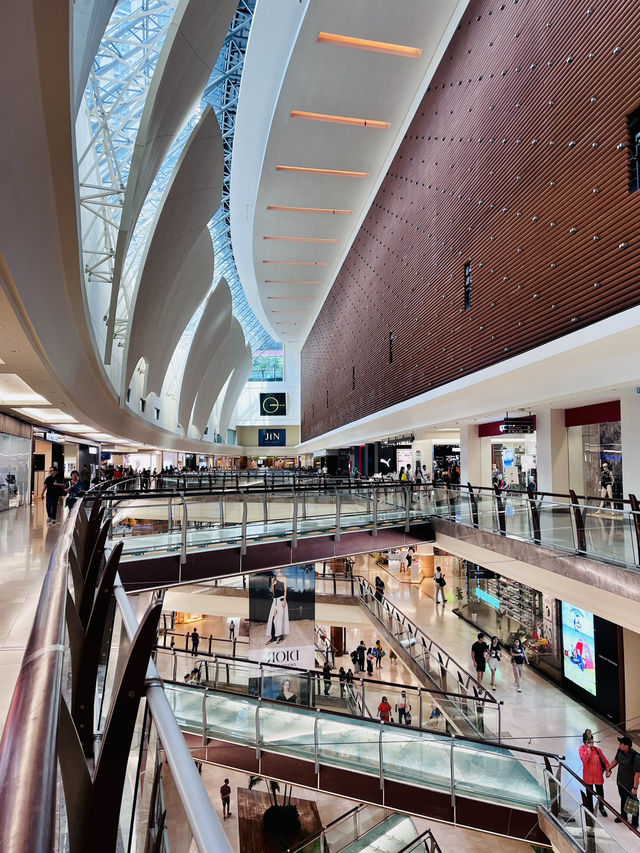 “The Gardens Mall: A Modern Harmony of Glass, Wood, and Elegance”