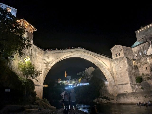 夜のモスタル　旧市街の古橋スタリモスト