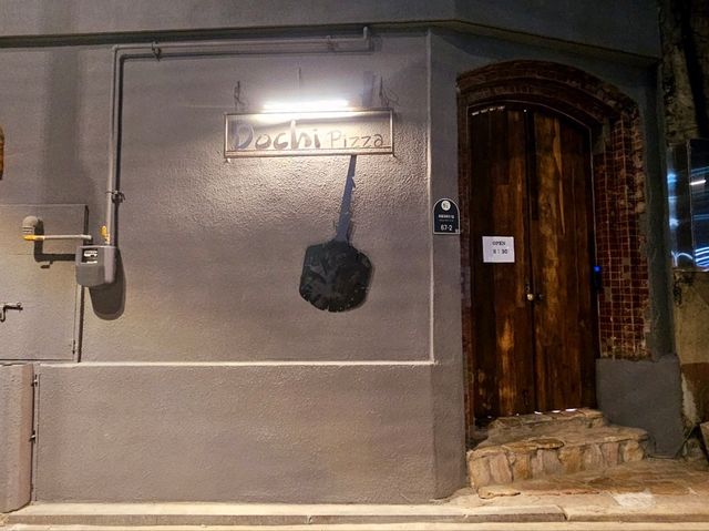 A nice woodfire pizzeria in town, Dochi Pizza