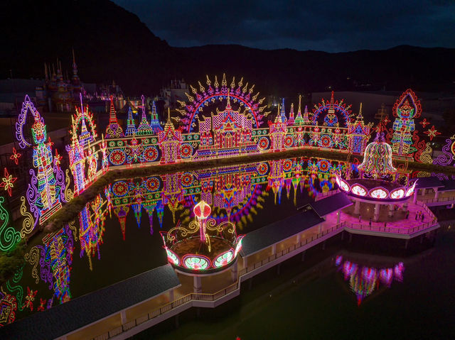 สวนสนุกสีสันยามค่ำคืนบนหาดกมลา 