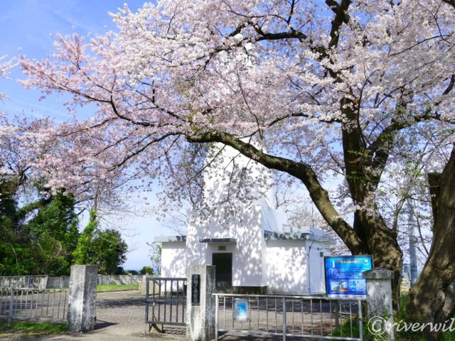 【富山県】富山湾を一望できる穴場の灯台「岩崎ノ鼻灯台」