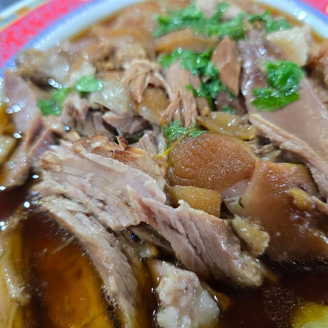 ร้านข้าวขาหมู ในตำนานของนครปฐม