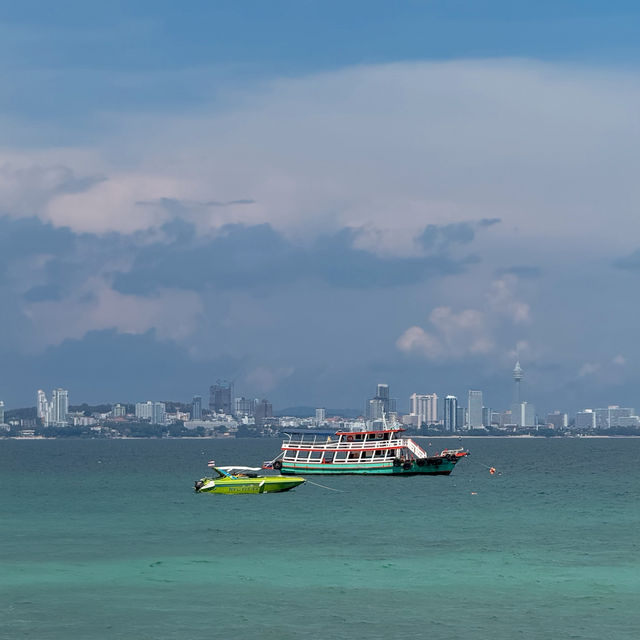 ที่พักริมทะเลสุดมินิมอล ณ เกาะล้าน 