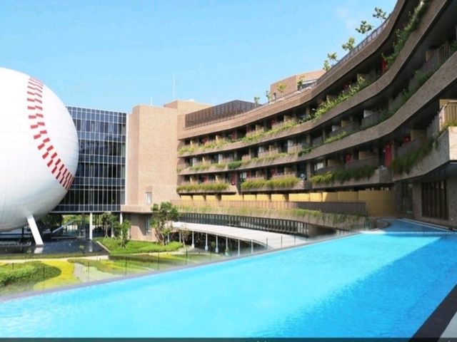 的無邊際泳池、小朋友親子設施、三溫暖、棒球名人堂、馬戲團表演和史努比主題館，讓人玩上一整天也不會覺得無聊喔。