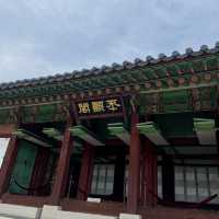 현대와 과거가 어우러진 서울, “경복궁”