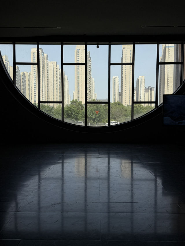 Stylish curvy Chinese museum about canal