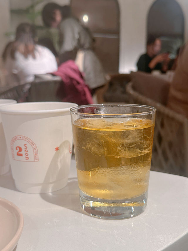 紅磚拱門設計，充滿異國風情嘅「2 Soon Cafe」