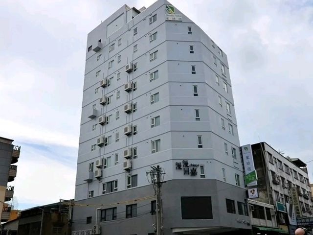 如果你在找一間交通方便、設計感十足、CP值又超高的嘉義住宿，那你一定不能錯過這間超人氣的《葉綠宿嘉義館》！