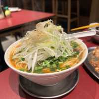 🔥沖繩燒肉初體驗｜琉球パラダイス：重口系拉麵搭配啤酒燒肉，觀光客友善的一站式晚餐選擇！