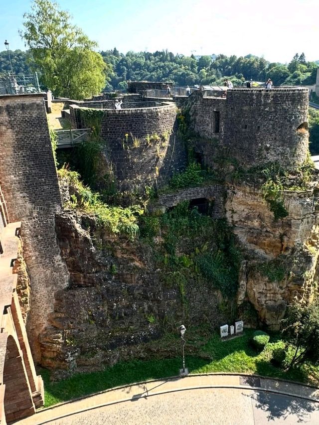 🇱🇺💼 Luxembourg on a Shoestring: Big Charm, Small Budget! 🗺️✨