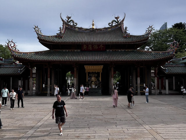 Nanputuo Temple: Where Incense Meets Instagram (And Your Calm Finds You)"** 🏯