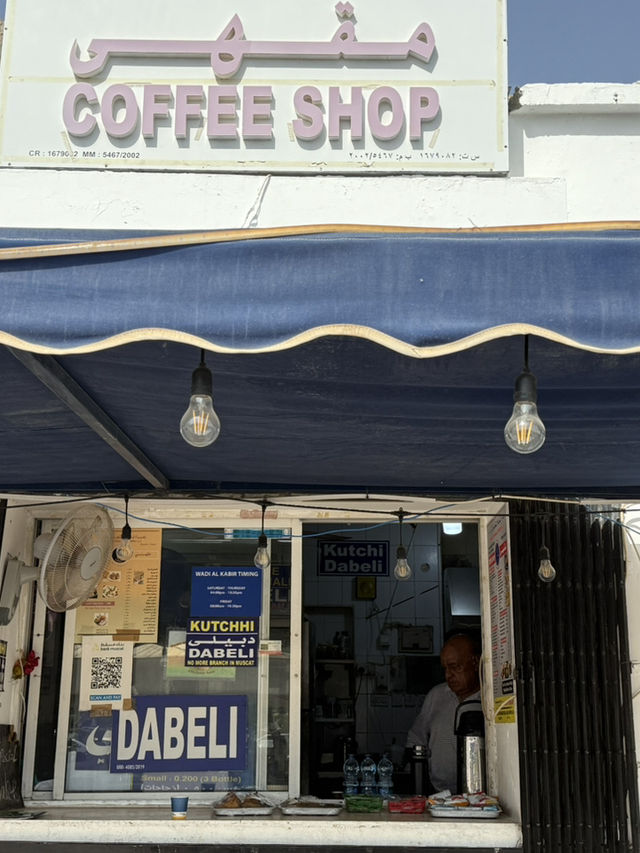 Must-Visit Friday Market Experience in 🇴🇲