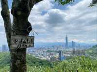 Thumbs Up for Views at Muzhi Mountain Horseshoe Platform