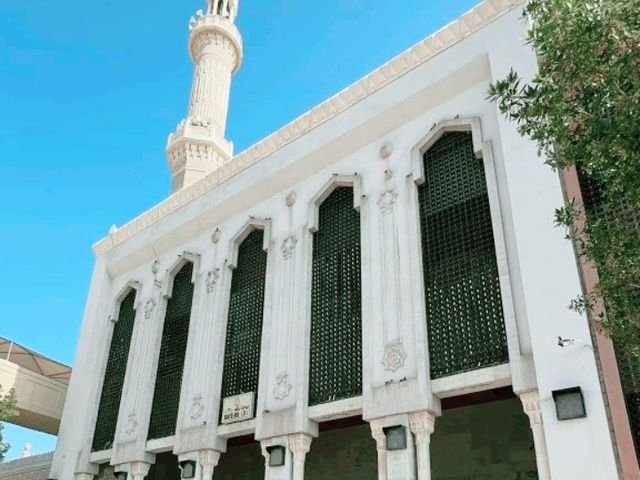 Serenity in the Sands – An-Namirah Mosque!