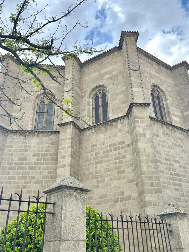 Revolving Around the Beauty of Architecture: Eyes on Spain 