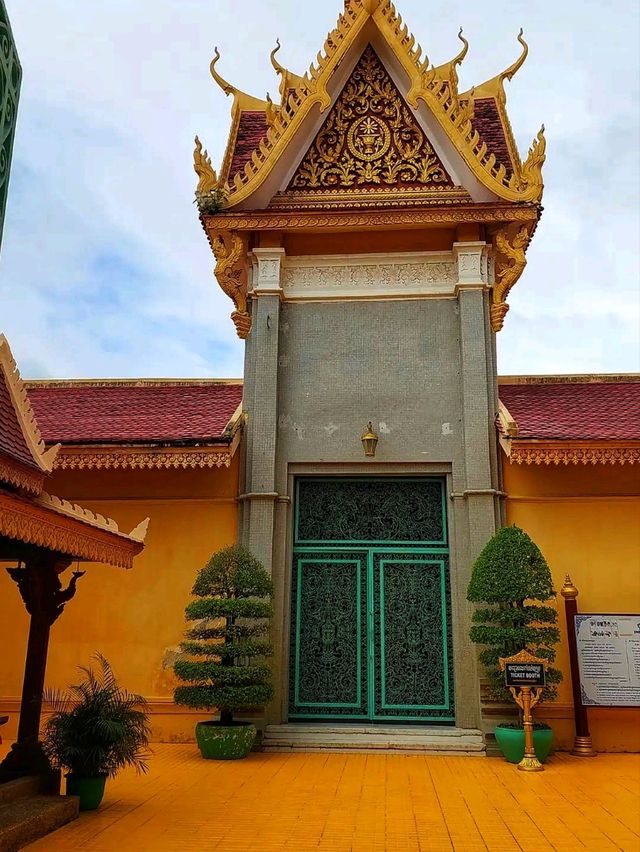 🕌 Wat Phnom – The Heart of Phnom Penh 🕌