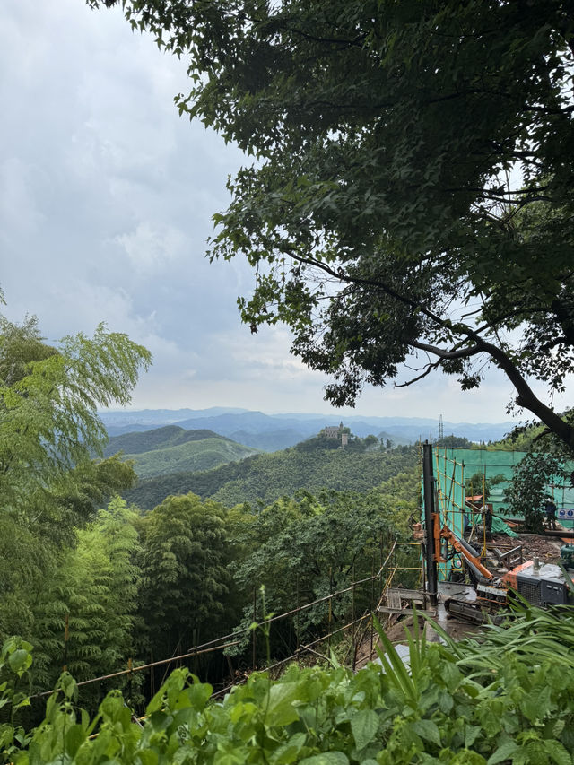 Trekking in beautiful Moganshan mountain 莫干山