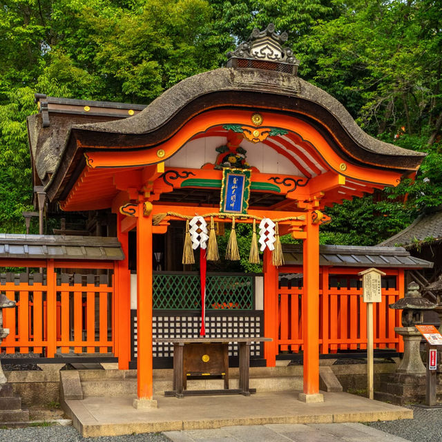 大洲神社:紅色鳥居下的靜謐🚪✨ 大洲神社:紅色鳥居下的靜謐🚪✨