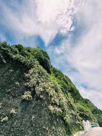 綠島馬蹄橋下|山壁岩洞與碧水交織的秘境,在自然縫隙間戲水的快意時光