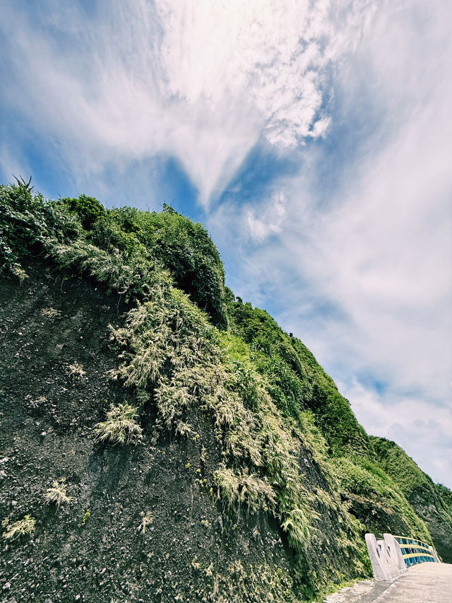 綠島馬蹄橋下|山壁岩洞與碧水交織的秘境,在自然縫隙間戲水的快意時光 綠島馬蹄橋下|山壁岩洞與碧水交織的秘境,在自然縫隙間戲水的快意時光