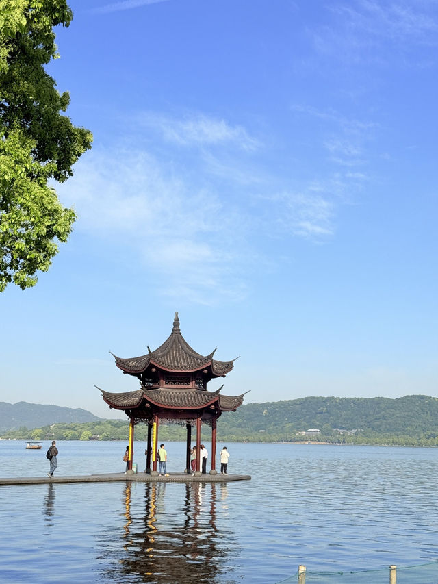 นั่งเรือ ทะเลสาบซีหู (West Lake) ที่เมืองหางโจว นั่งเรือ ทะเลสาบซีหู (West Lake) ที่เมืองหางโจว