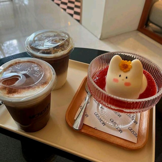 คาเฟ่เปิดใหม่ มีแลนด์มาร์คเดินบันไดวน - Morestto