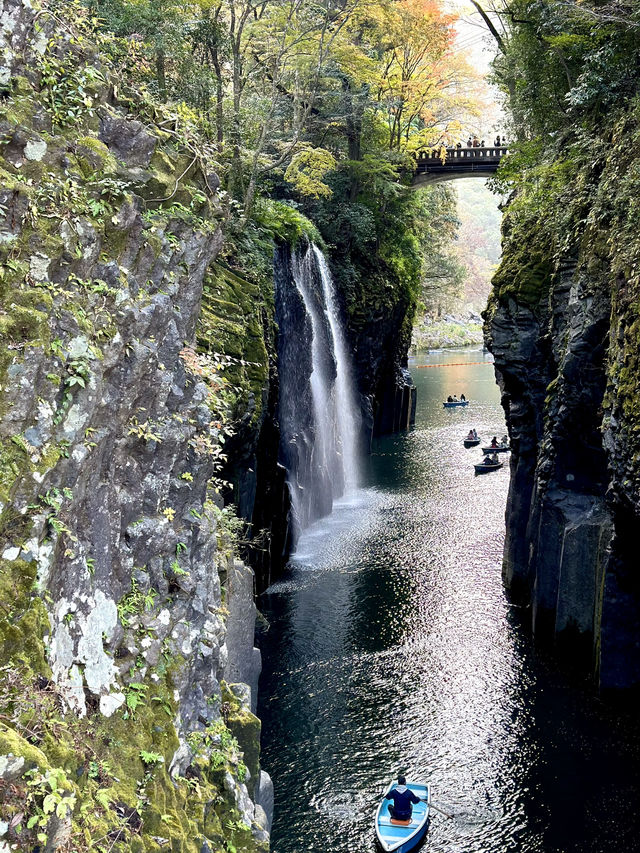 日本を代表する景勝地  渓谷から流れる美しい滝